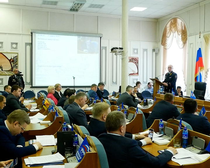 Костромские депутаты оценили работу полиции и приняли ряд экономических и  социальных инициатив