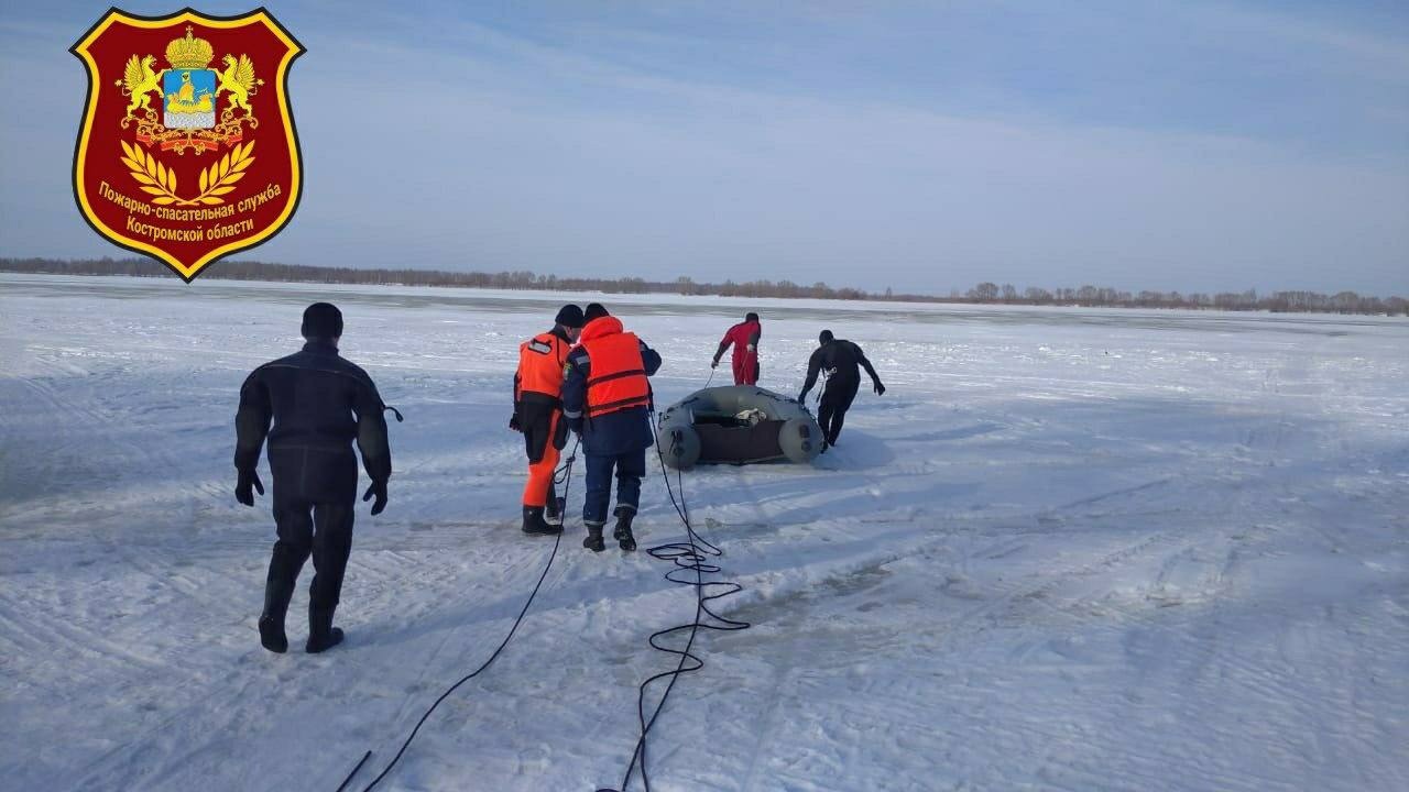 Водолазы ищут пропавшего рыбака подо льдом Волги в Костроме