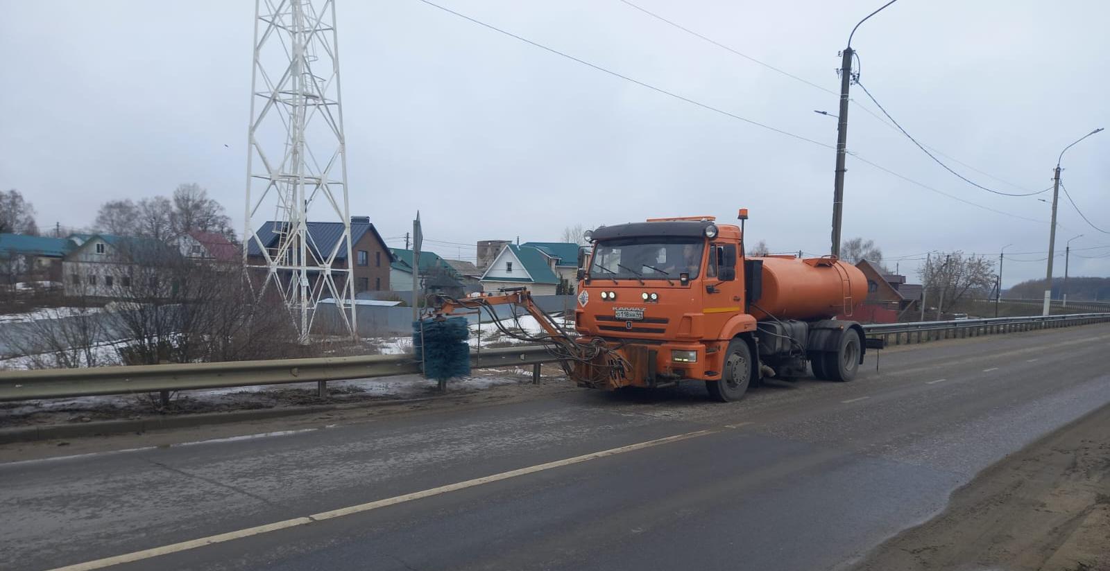 Дорожники начали убирать грязь с улиц Костромы
