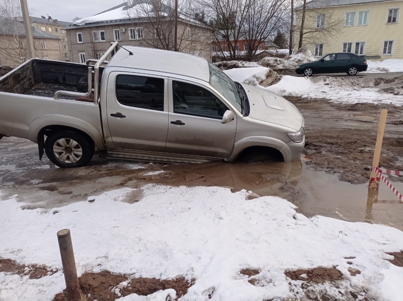 Внедорожник едва не утонул на городской дороге в Костромской области
