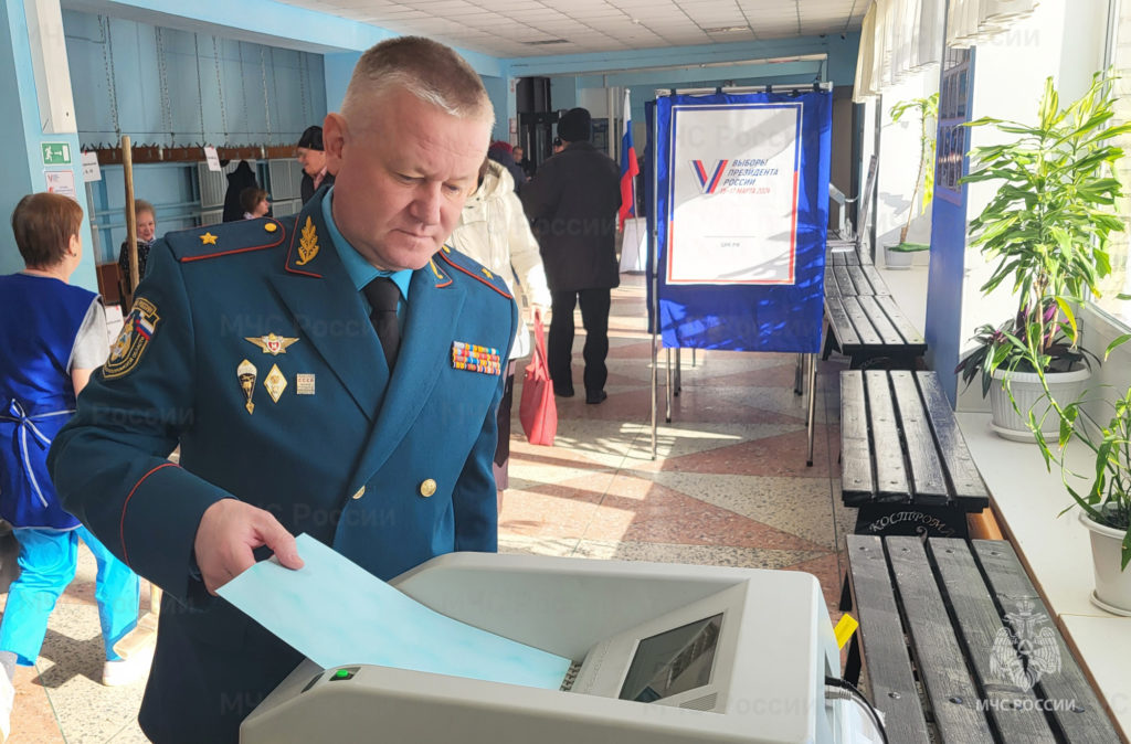 Костромские спасатели в перерывах между помощью людям приходят на избирательные участки