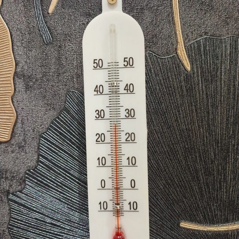«Так в минус 30 не топили»: жители костромского поселка изнывают от жары в квартирах
