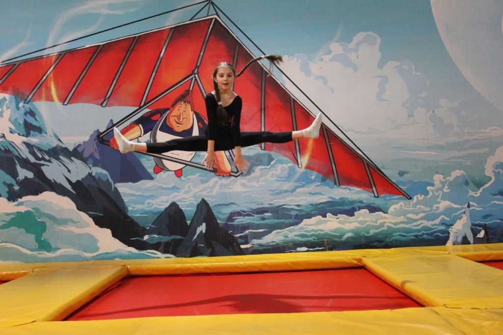 Юные костромские гимнастки соревнуются в умении садиться на шпагат