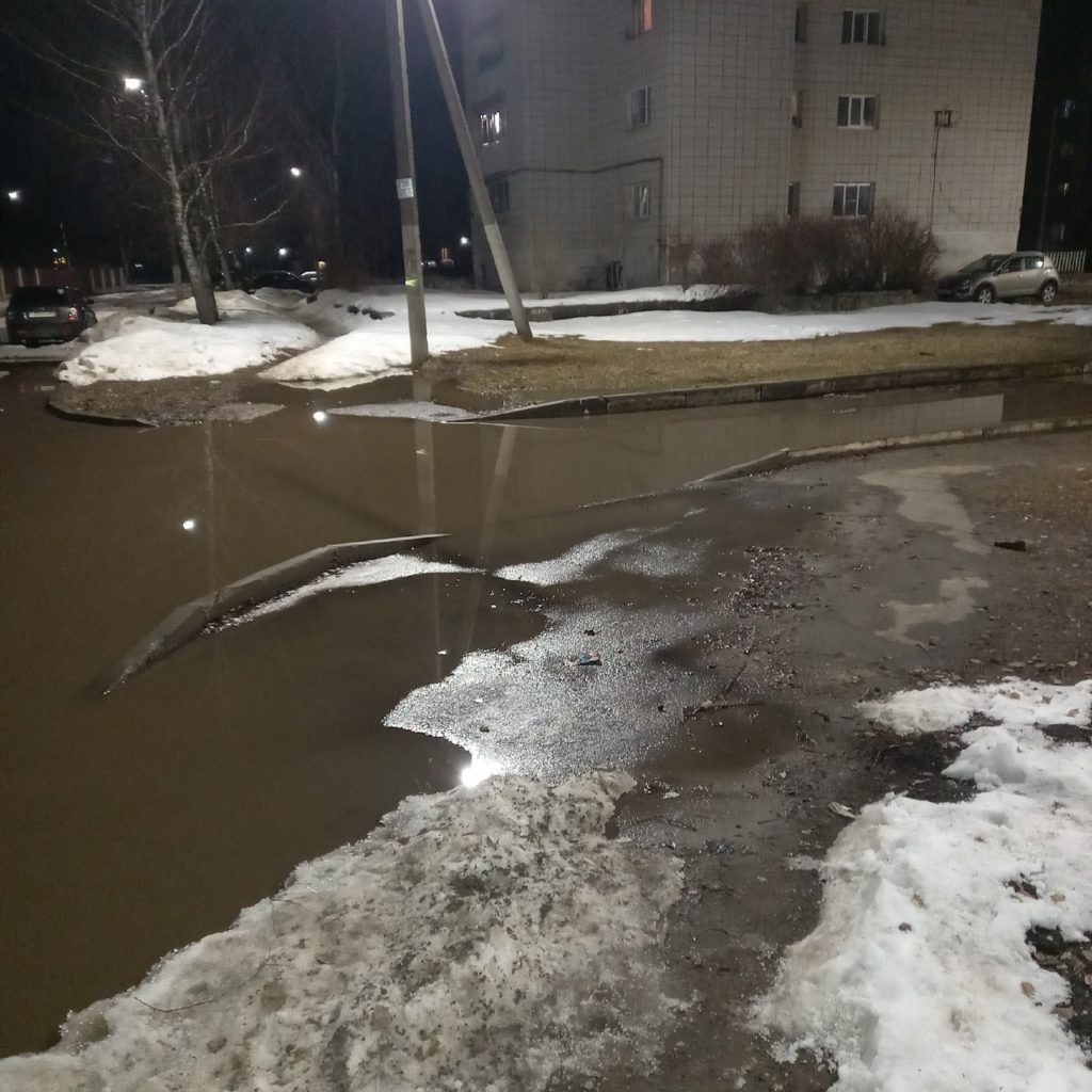 В костромском поселке Волжский затопило дороги к детскому саду