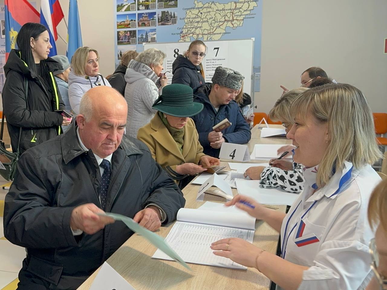 Губернатор Костромской области Сергей Ситников в числе первых пришел на выборы Президента России
