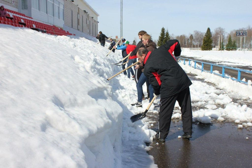 Костромской «Спартак» зовет болельщиков разгребать снег на стадионе