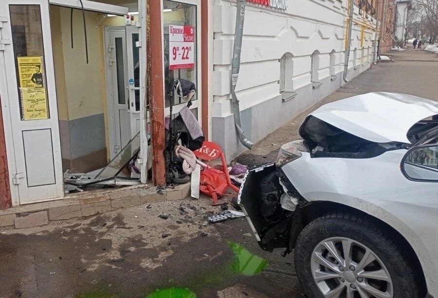 Сбившему мать с ребенком в Костроме водителю внедорожника может грозить до двух лет лишения свободы