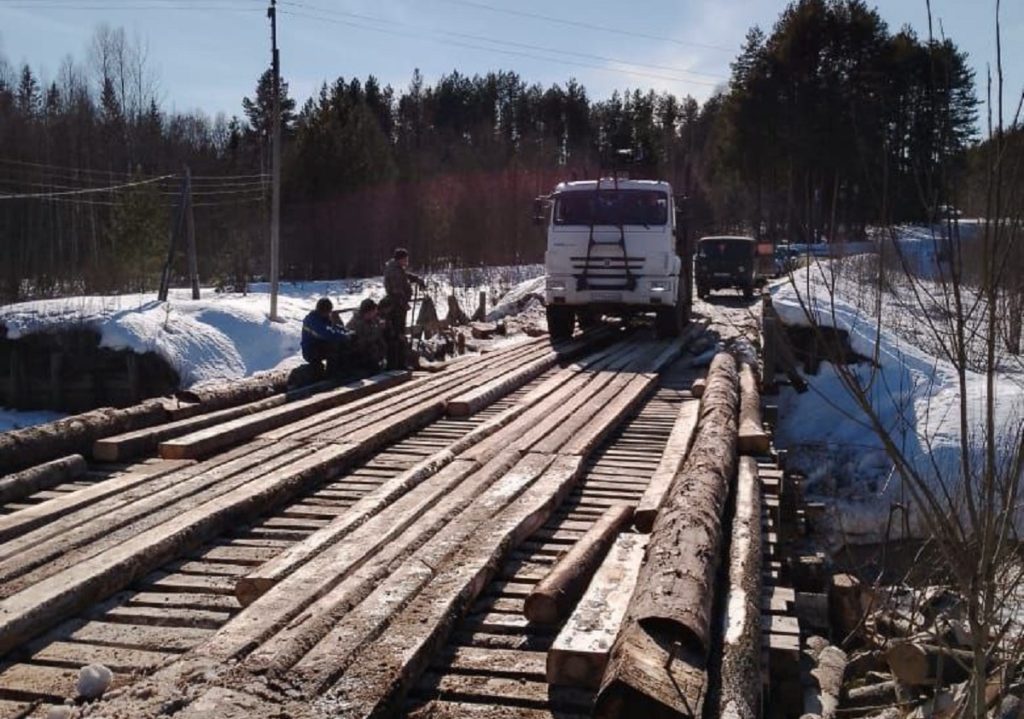 В Костромской области отремонтировали сломанный лесовозом мост