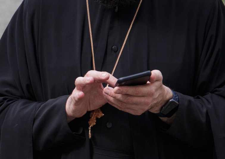 Телефон костромского священника взяли под контроль в ходе расследования уголовного дела о взятках