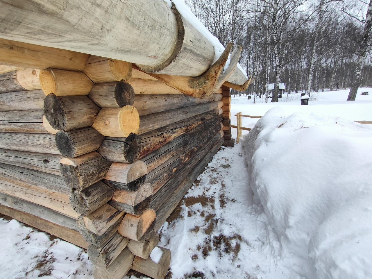 Костромские мастера восстановили старинный деревянный амбар