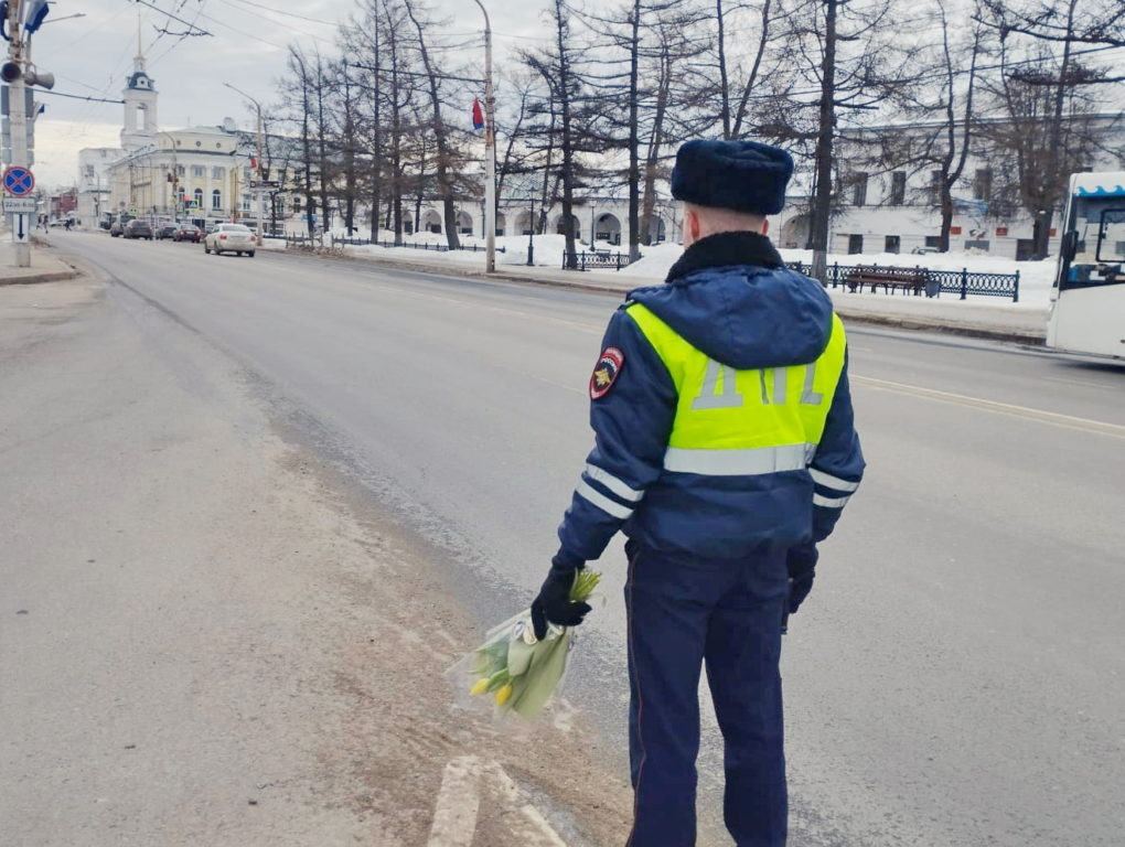 Костромские автоледи получили цветы вместо штрафов