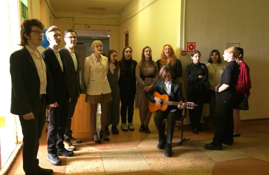 В Костромском госуниверситете избирателей встречают песнями под гитару