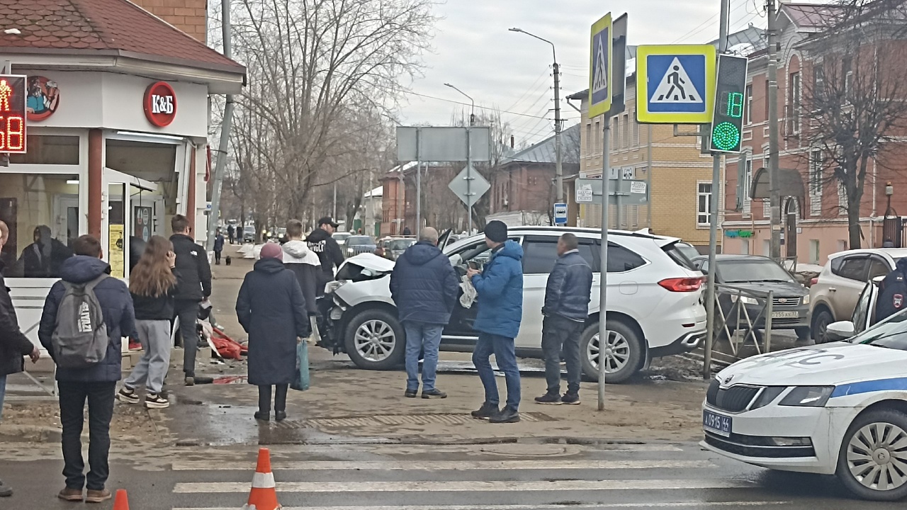 В Костроме внедорожник сбил женщину с ребенком на пешеходном переходе