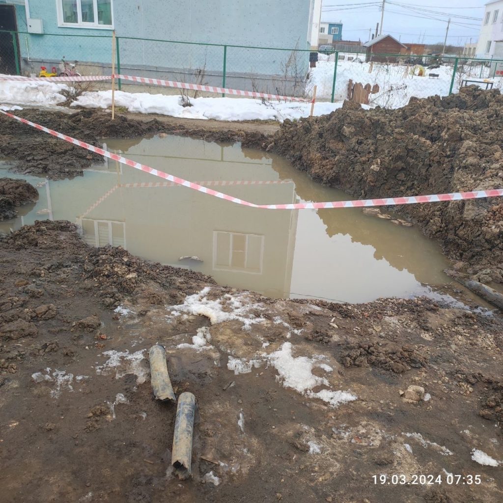 Раскопали и бросили: в костромском поселке Первый появился огромный котлован, заполненный водой
