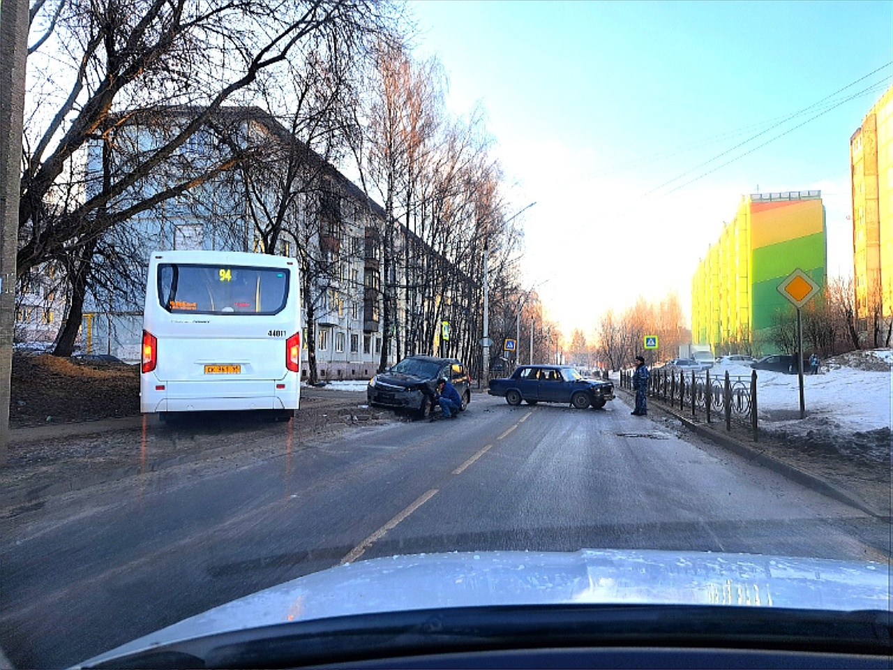 В Костроме автобусу пришлось по тротуару объезжать место ДТП