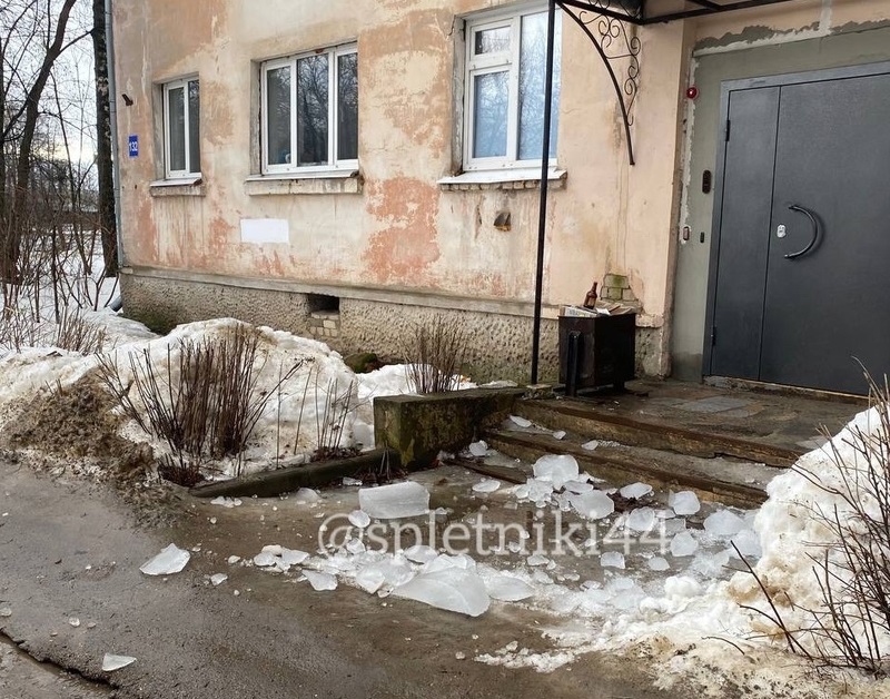 Глыбы льда падают с крыш домов в Костроме