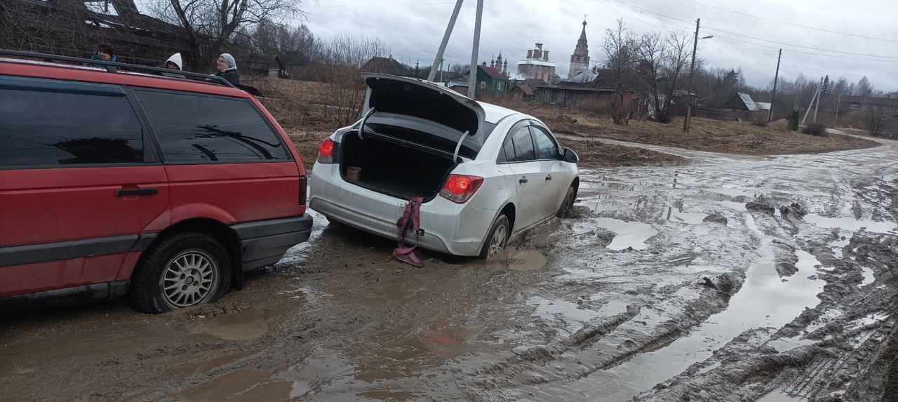 На дорогах еще одного города в Костромской области машины тонут в грязи