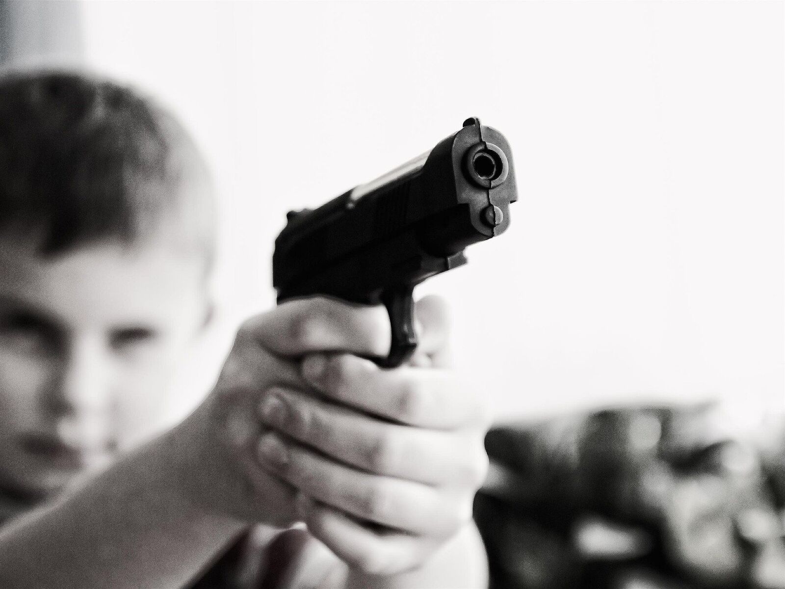 В Костроме девятиклассник пронес в школу пистолет и открыл стрельбу