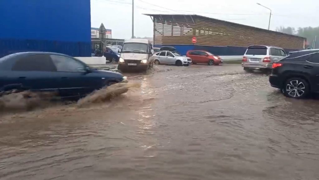 Костромские улицы затопило сильным ливнем