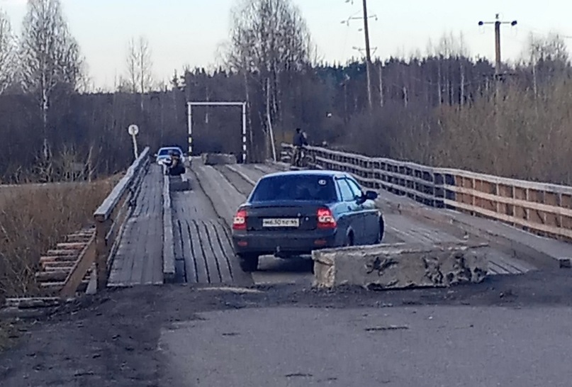 Водители вынужденно ездят по аварийному мосту в Костромской области
