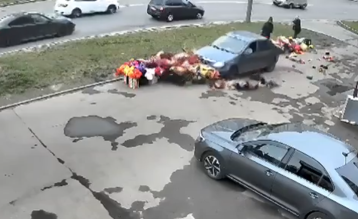 Костромские полицейские нашли женщину, которая снесла на автомобиле цветы для кладбища