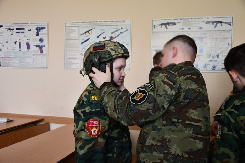 Костромские школьники примерили спецназовские бронежилеты