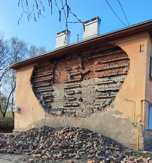 Жителям дома в Нерехте, где произошло частичное обрушение штукатурки стены, предложено временное жилье