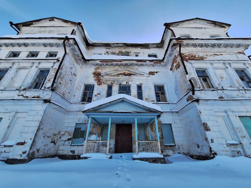 Под Костромой наконец-то отремонтируют старинный белоснежный особняк (ФОТО)