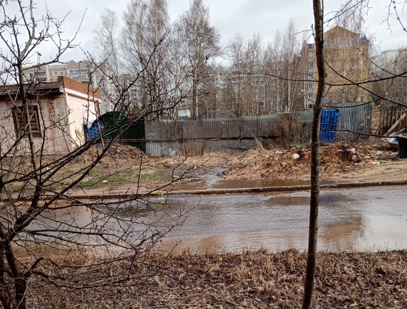 Несколько улиц в Костроме затопило канализацией