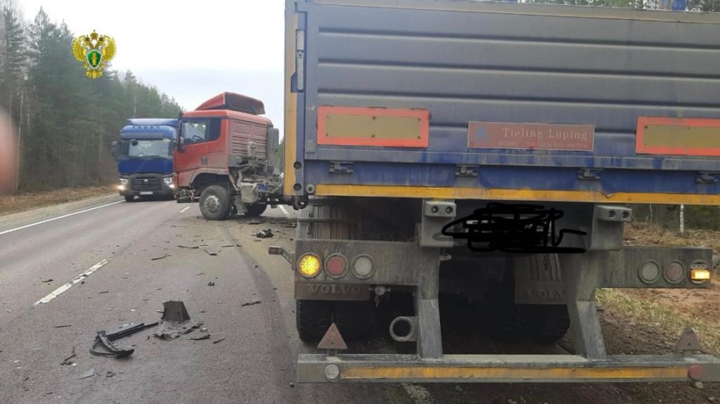 Легковушка врезалась в два грузовика на костромской трассе
