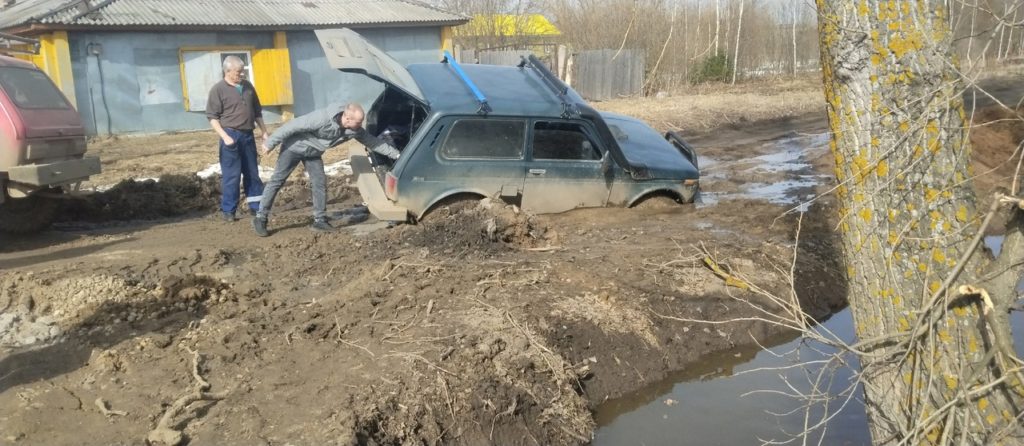 Машины продолжают тонуть в грязи на дорогах Костромской области