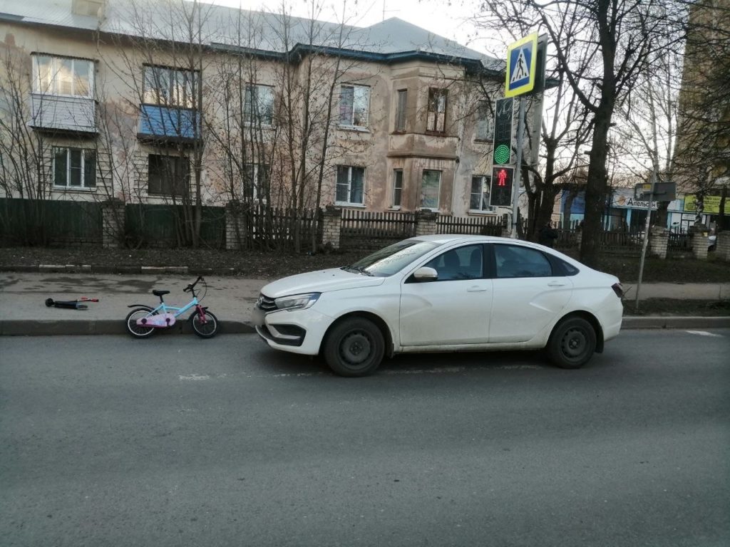 В Костроме под колеса машин попали двое маленьких велосипедистов