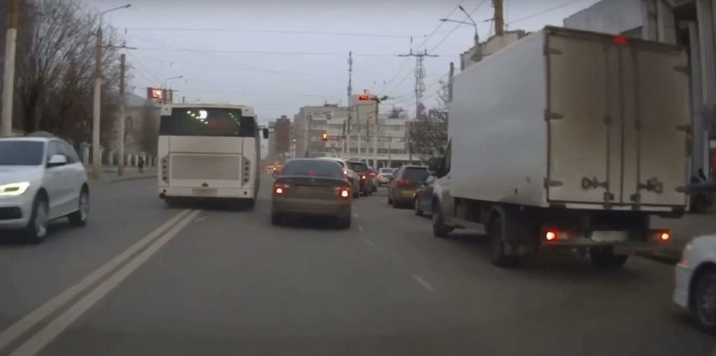 Лихие водители автобусов в Костроме ездят по встречке