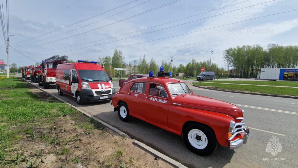 По Костроме проехала колонна красных автомобилей с мигалками