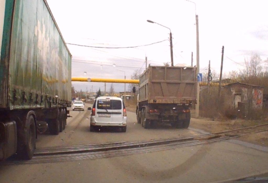 Большегрузы портят железнодорожные переезды в Костроме