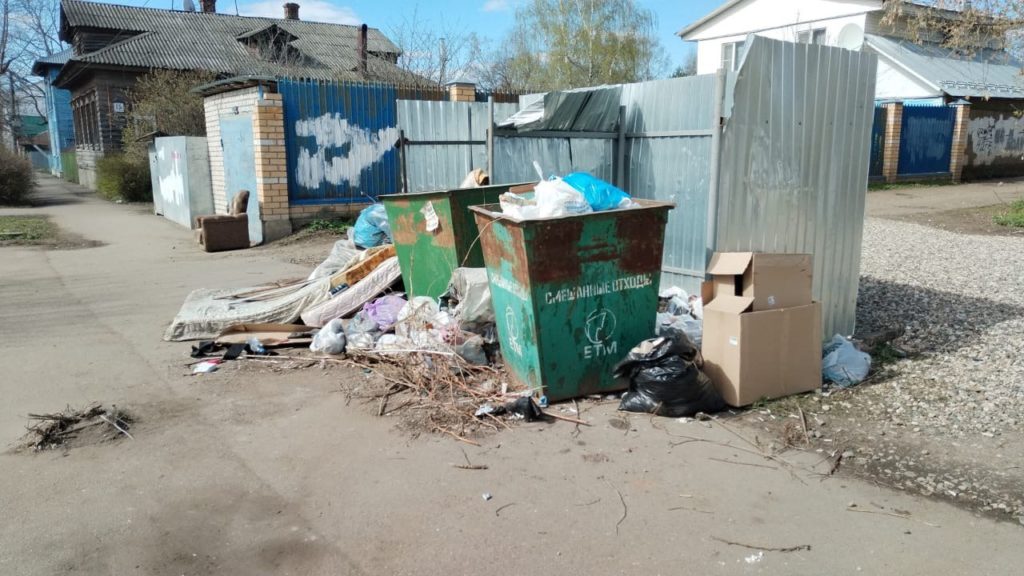 В Костроме не успевают вывозить горы мусора с контейнерных площадок