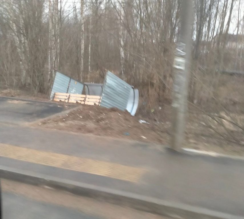 Шквальный ветер в Костроме снес остановку и повредил электросети