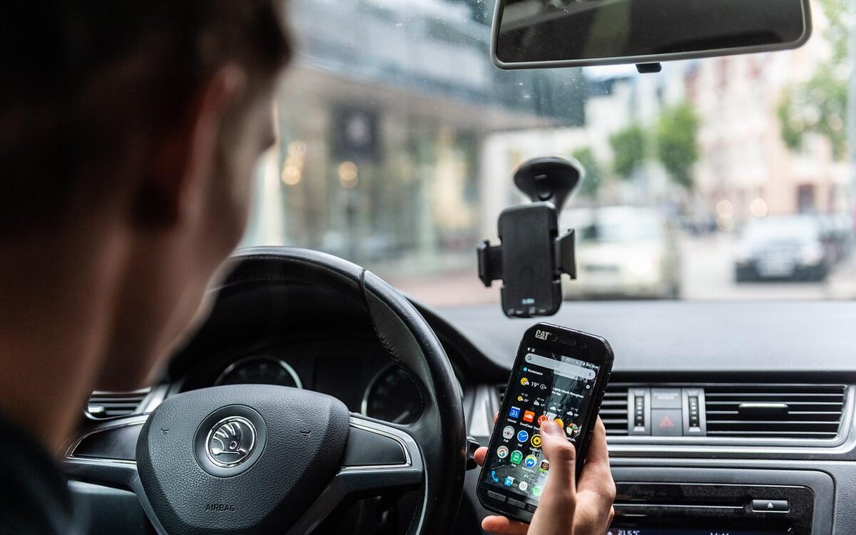 Госавтоинспекция просит водителей не отвлекаться на телефон за рулём