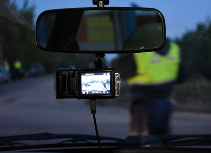 Общение сотрудников Госавтоинспекции Костромской области с участниками дорожного движения фиксируется на видеорегистраторы