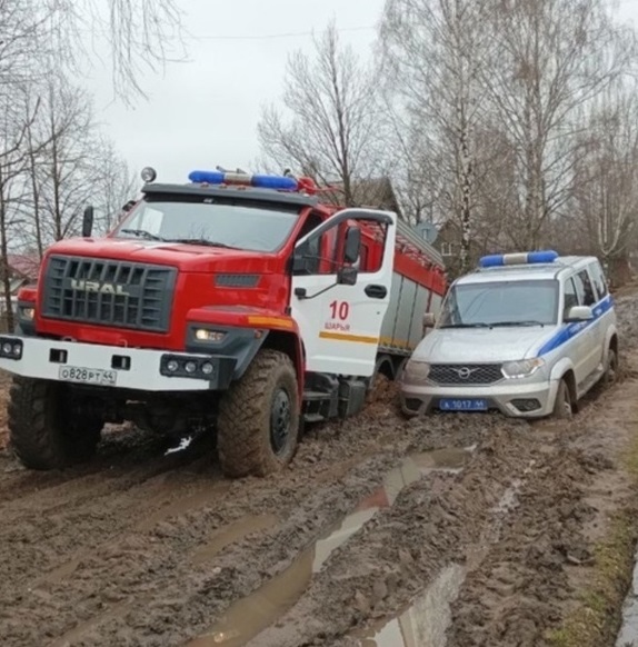 Пожарная машина утонула в грязи по дороге на вызов в Костромской области