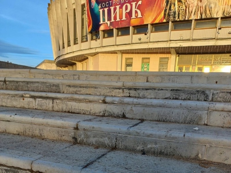 Плитка на лестнице у костромского цирка сошла вместе со снегом