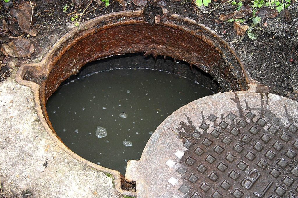 Костромской двор несколько недель тонет в канализации (ВИДЕО)