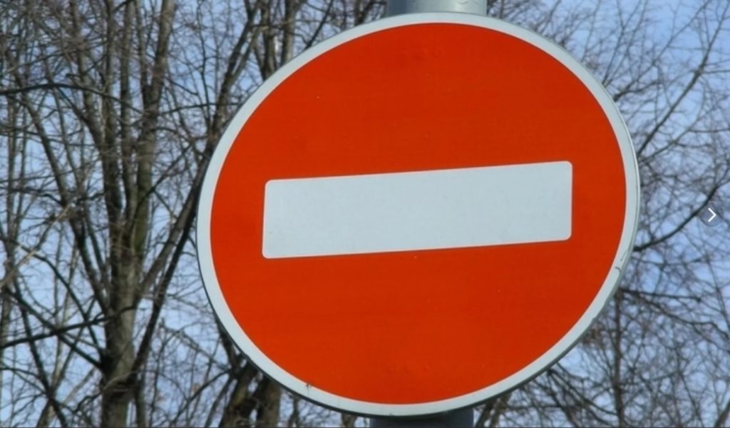 В Костроме водителю иномарки выплатят больше миллиона рублей за открытый колодец на дороге