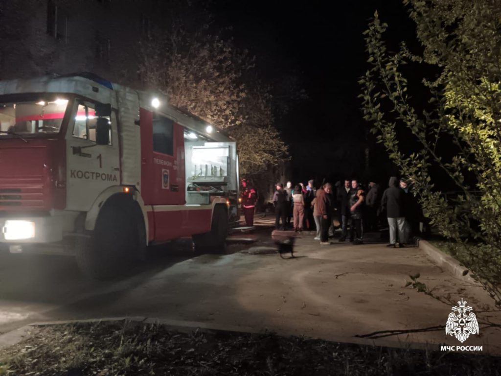 Подробности ночного пожара в многоквартирном доме в Костроме