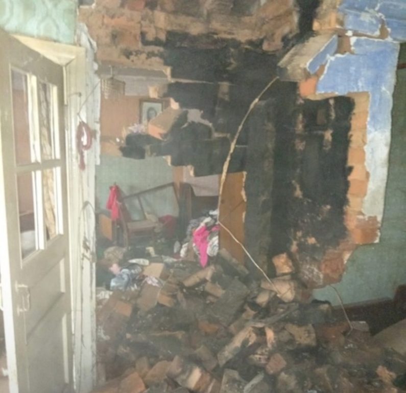 «Печка рухнула, ждем, когда труба упадет»: в Костромской области авариный дом не могут расселить целых 7 лет