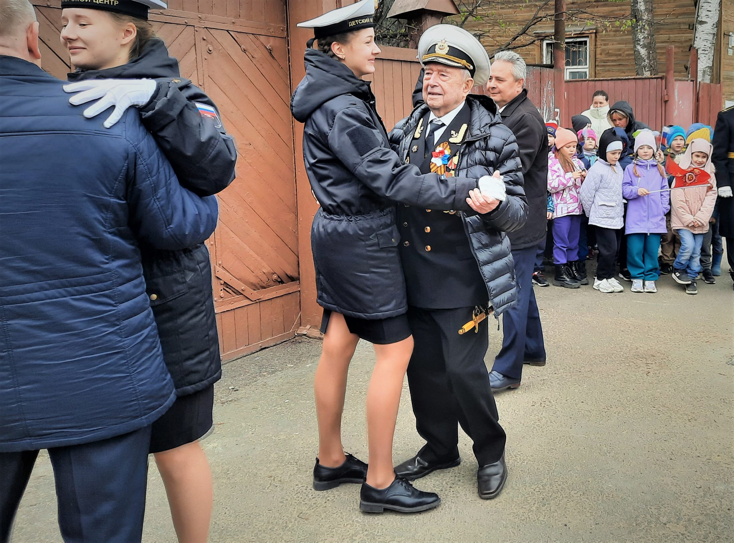 Костромские ветераны принимают поздравления у своих домов 