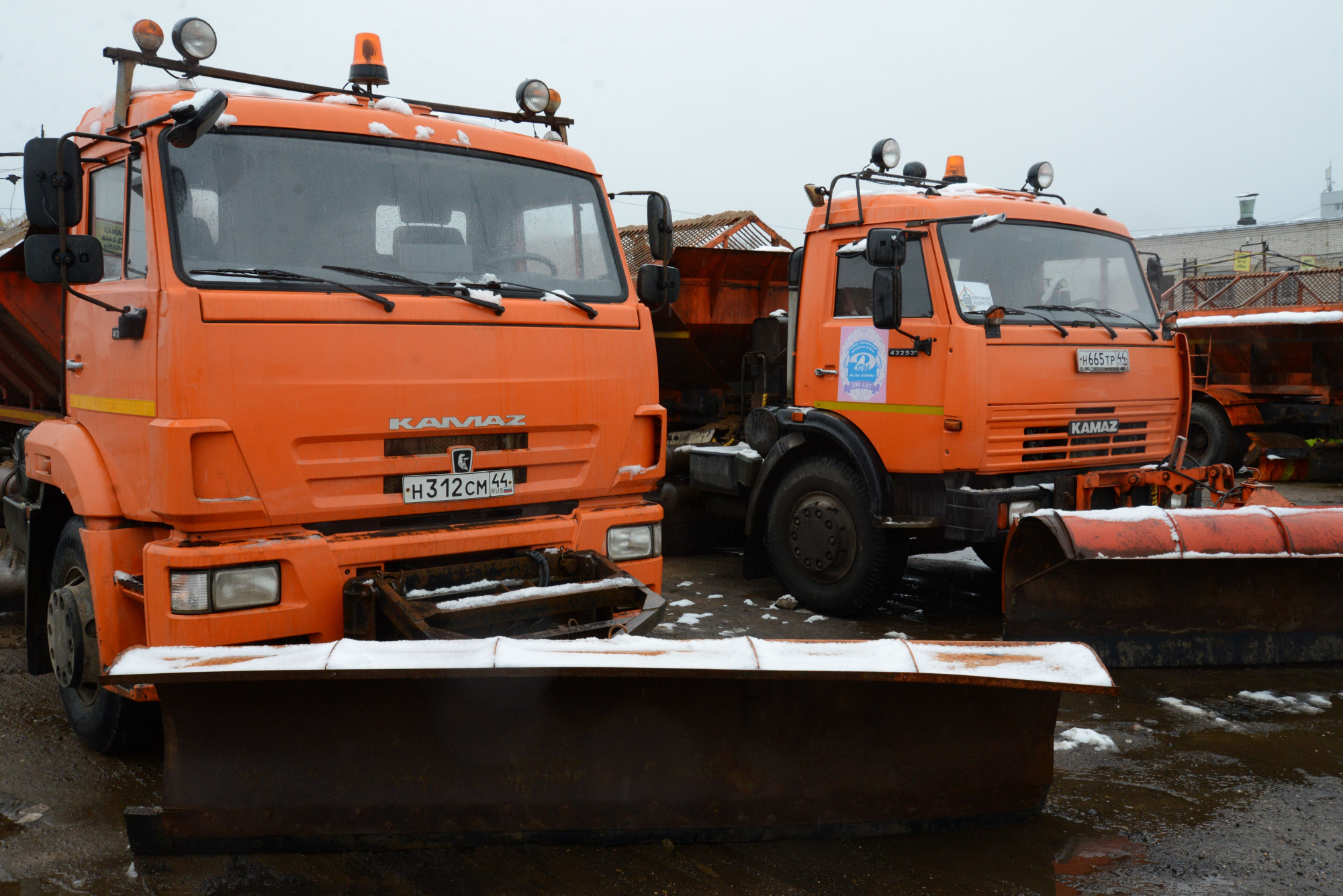 Костромские дорожники держат наготове противогололедные смеси