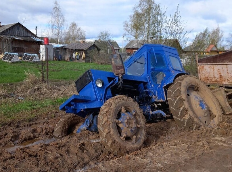 Синий трактор утонул на дороге в Костромской области