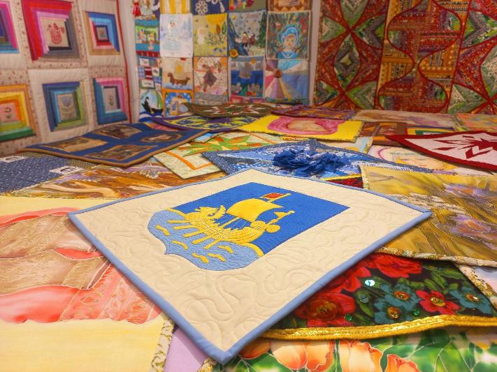 Костромские мастера создают огромное лоскутное одеяло в честь юбилея региона