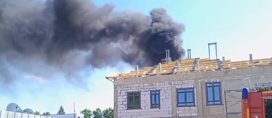 В Костроме загорелось недостроенное здание естественно-научного центра (ВИДЕО)